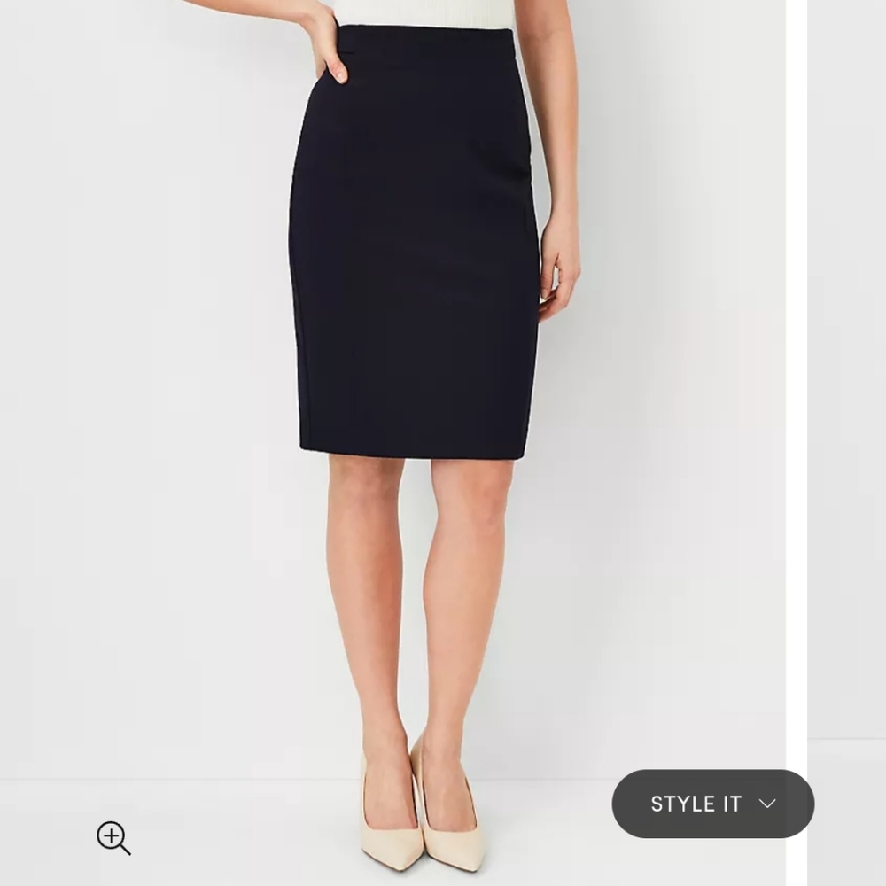 ANN TAYLOR Seamed Pencil Skirt in Seasonless Stretch - Black Size 4 NWT